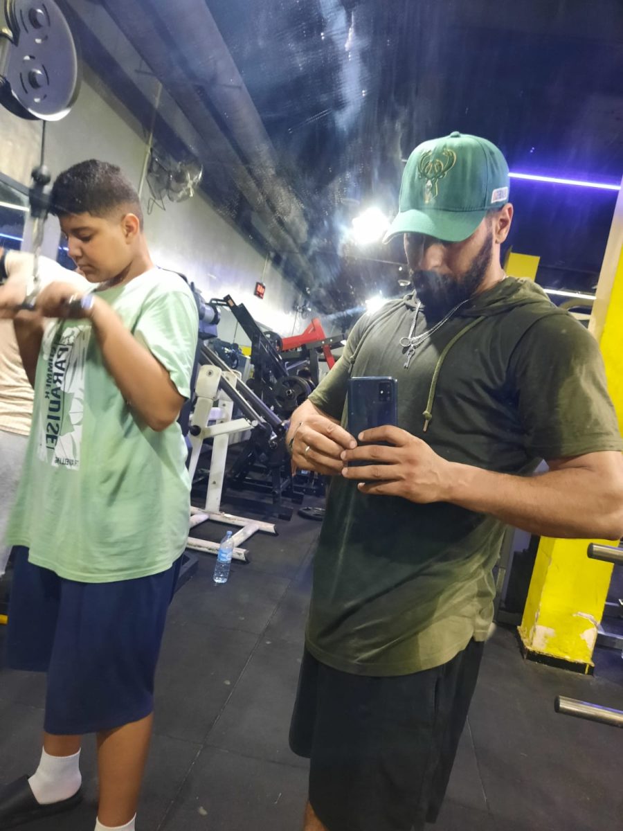 Séance de coaching sportif en salle de musculation
