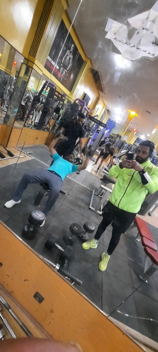 Encadrement d'un exercice de musculation en salle