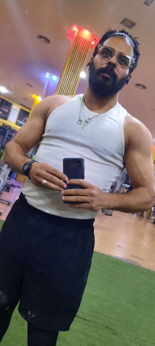 Portrait d'un pratiquant en salle de musculation