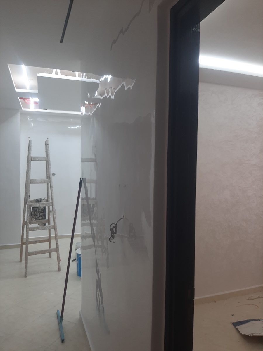 Cloison laquée brillante et faux plafond LED en cours de peinture