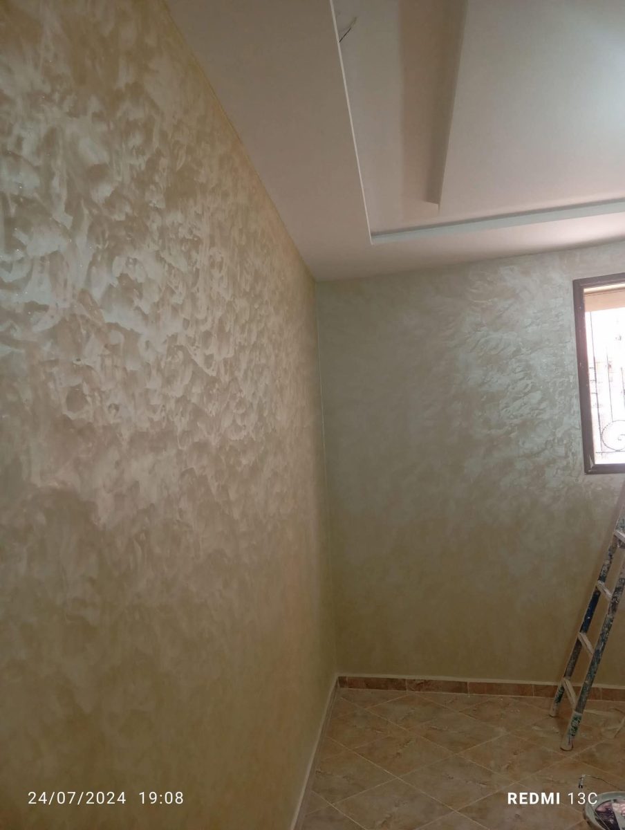 Murs en peinture décorative effet marbré (marmorino) beige