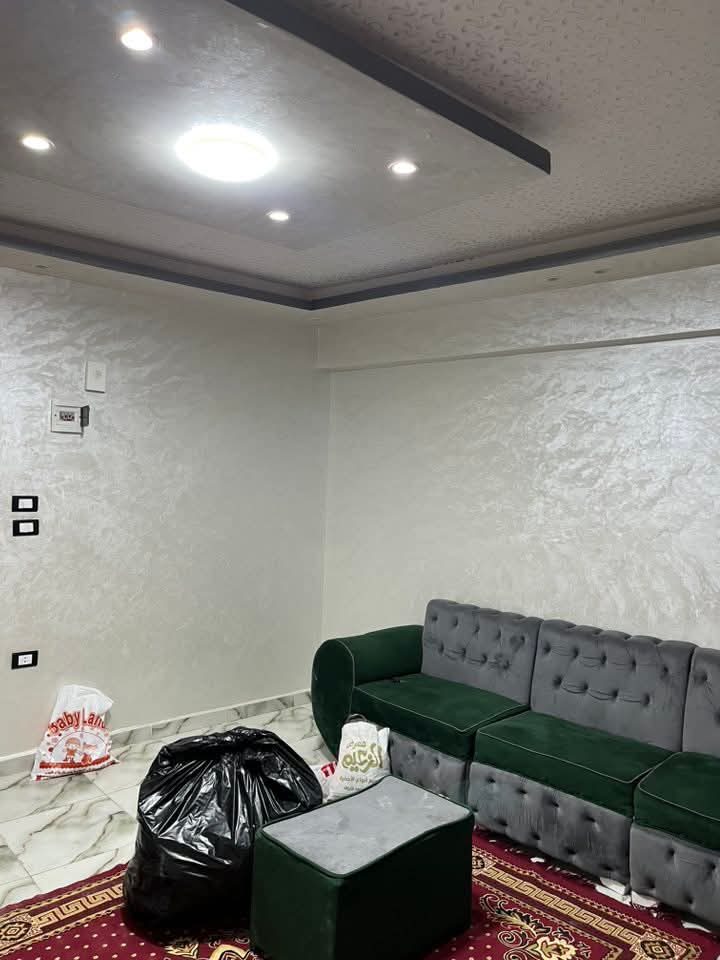 Séjour avec peinture décorative nacrée et faux plafond à spots
