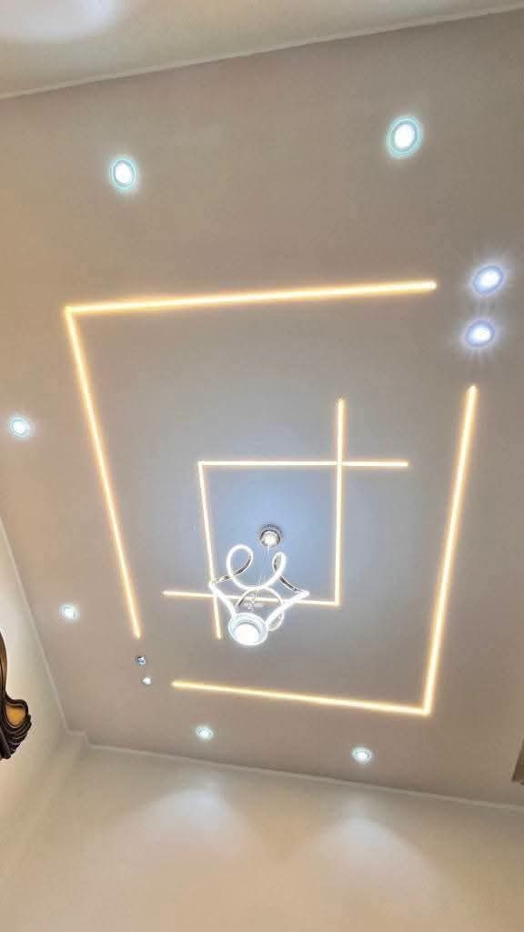 Faux plafond en plâtre à lignes LED carrées et luminaire design
