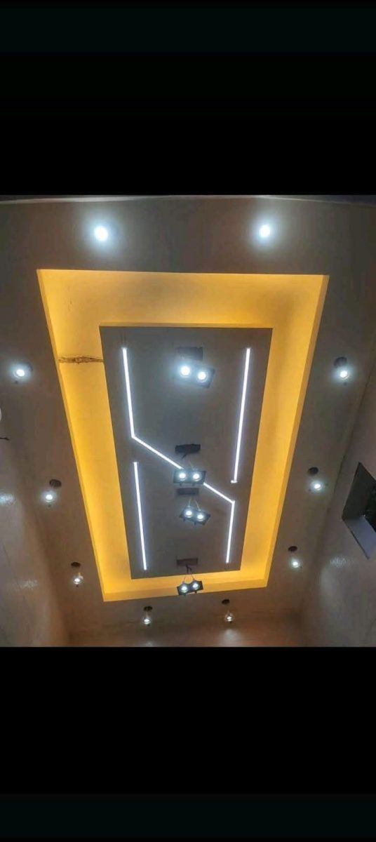 Faux plafond à cadre lumineux LED et spots orientables