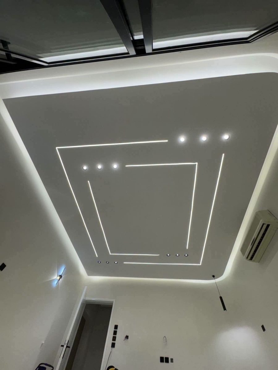 Faux plafond en plâtre à lignes lumineuses LED géométriques et spots