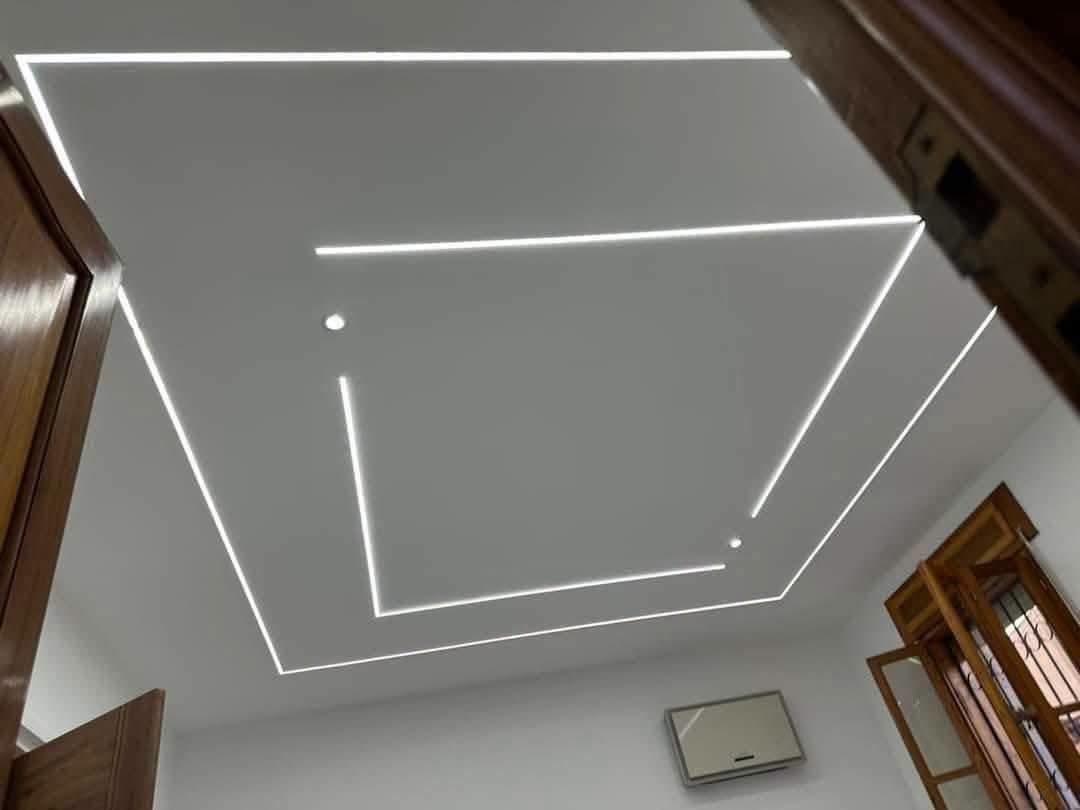 Faux plafond en plâtre à lignes lumineuses LED géométriques