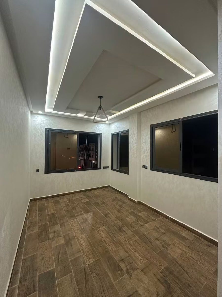 Pièce équipée d'un faux plafond à éclairage LED et suspension