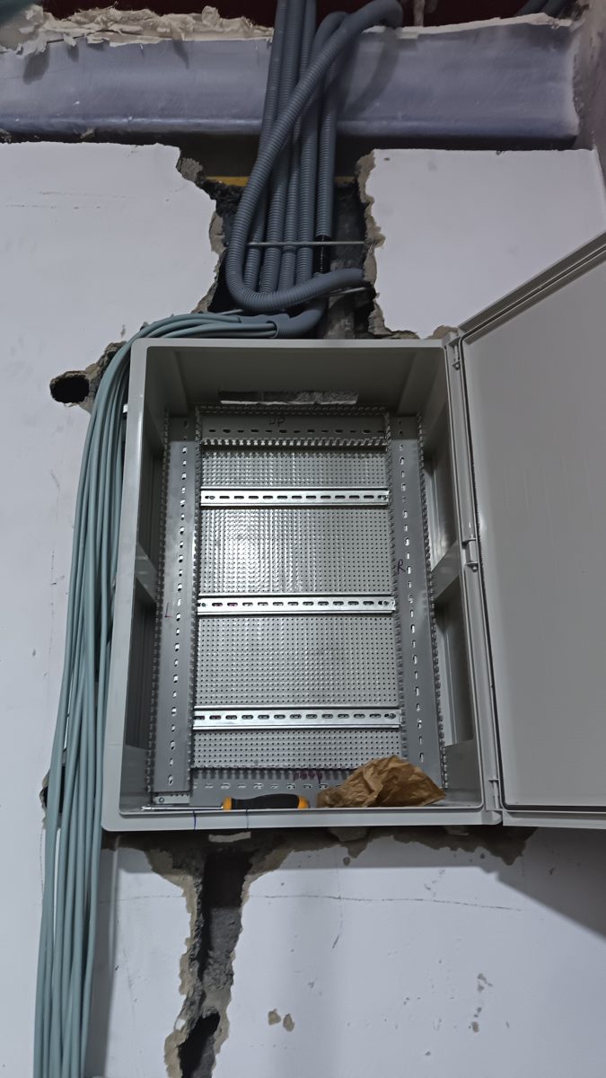 Coffret électrique en cours de câblage alimenté depuis une saignée murale