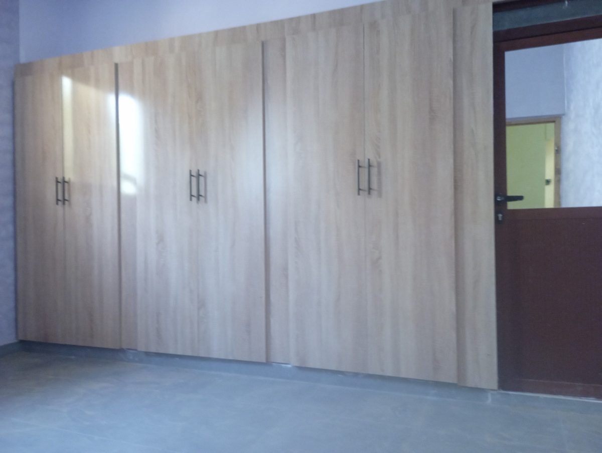 Armoire en mélaminé ton chêne à portes battantes