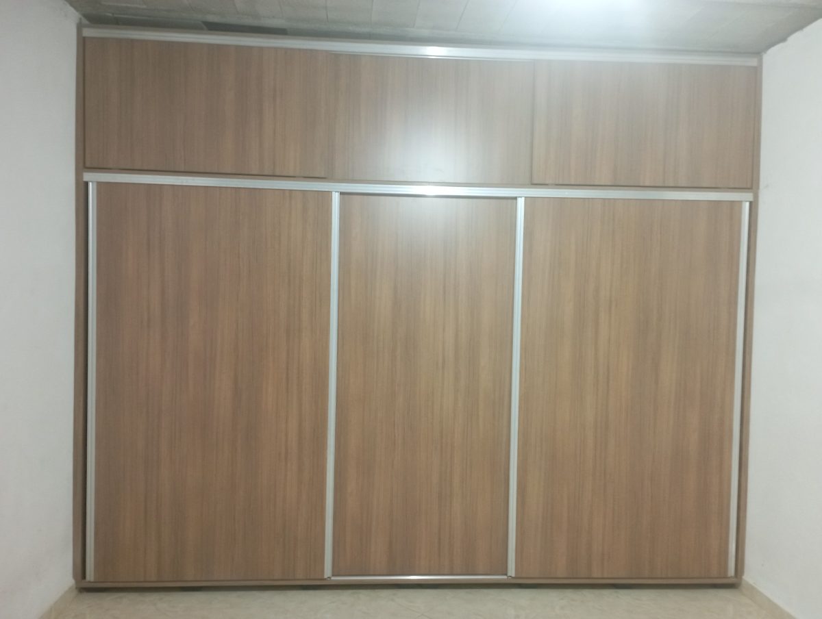 Grande armoire en mélaminé à portes coulissantes