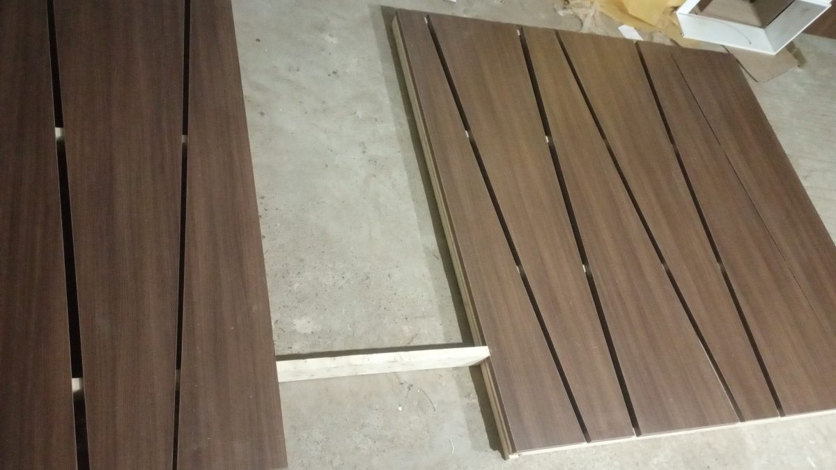 Panneaux à lattes en bois foncé en atelier