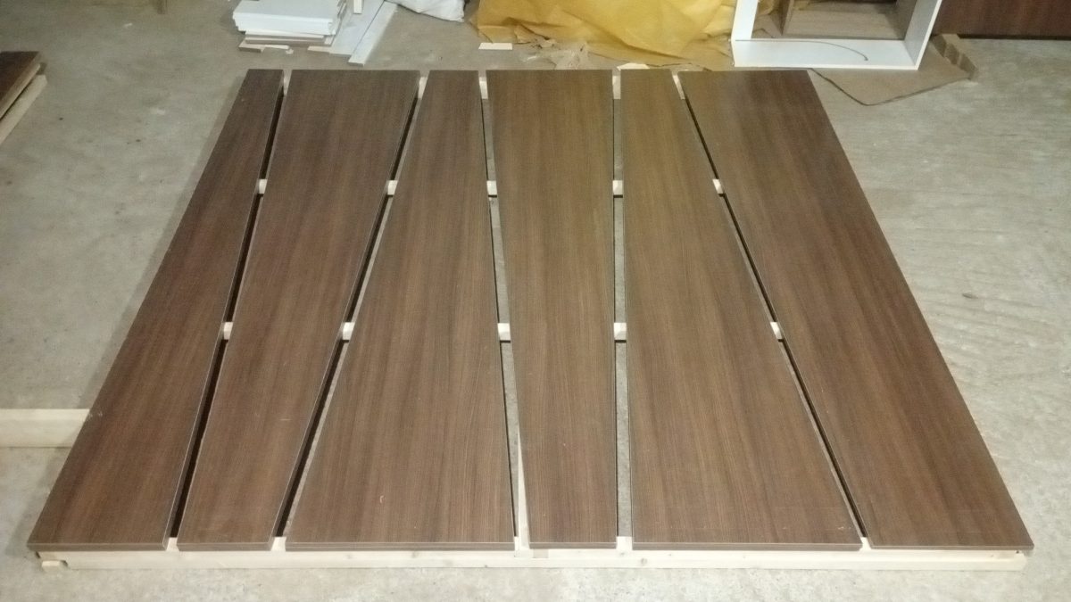 Panneau à lattes en bois foncé en atelier