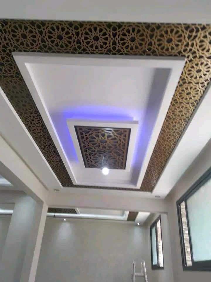 Faux plafond avec claustra bois arabesque et éclairage LED bleu