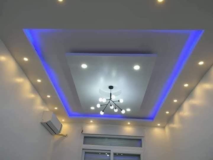 Faux plafond en plâtre à gorge LED bleue, spots et lustre