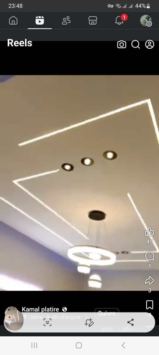 Faux plafond en plâtre à lignes lumineuses LED et suspension