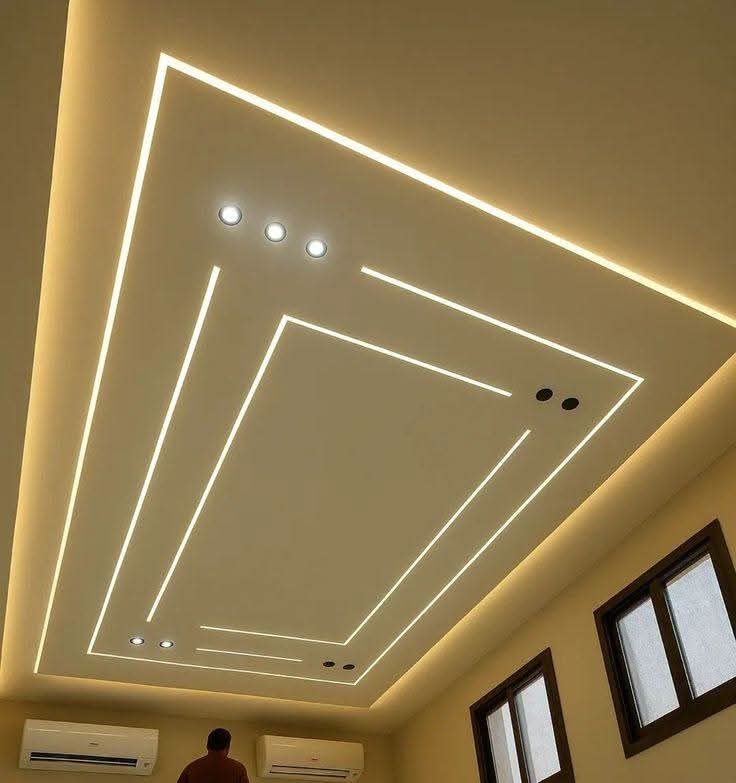 Faux plafond à cadres LED et mur à panneaux moulures