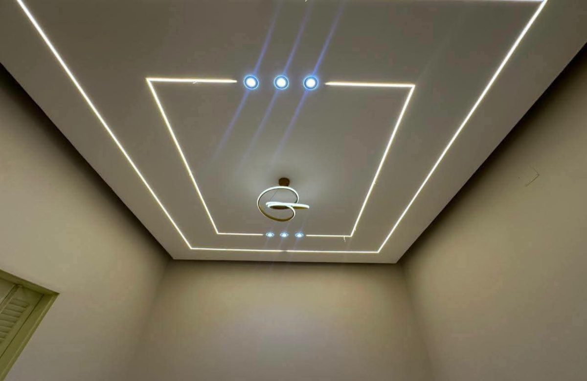 Faux plafond à cadre à lignes lumineuses LED, en cours