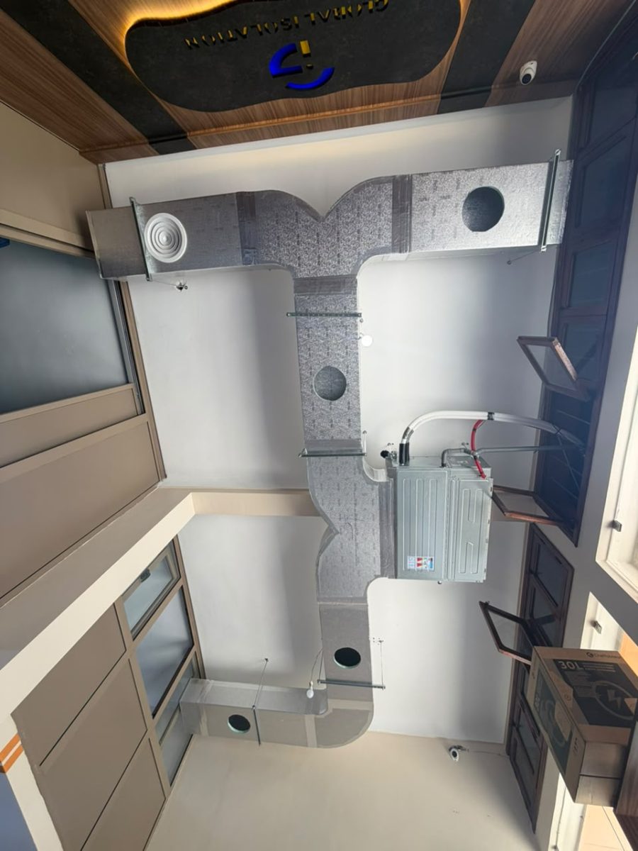 Réseau de gaines de climatisation gainable installé au plafond