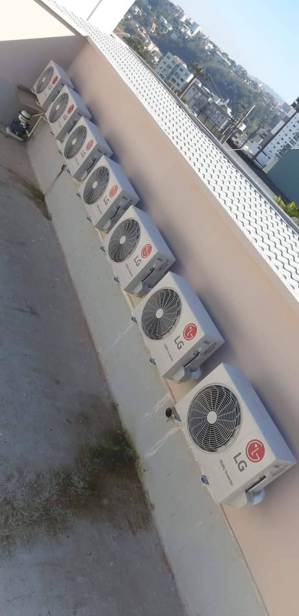Sept groupes extérieurs de climatisation alignés sur une terrasse