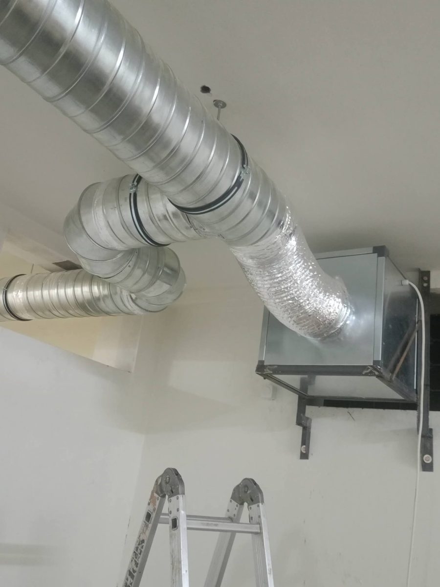 Gaines de ventilation en acier galvanisé raccordées à une centrale