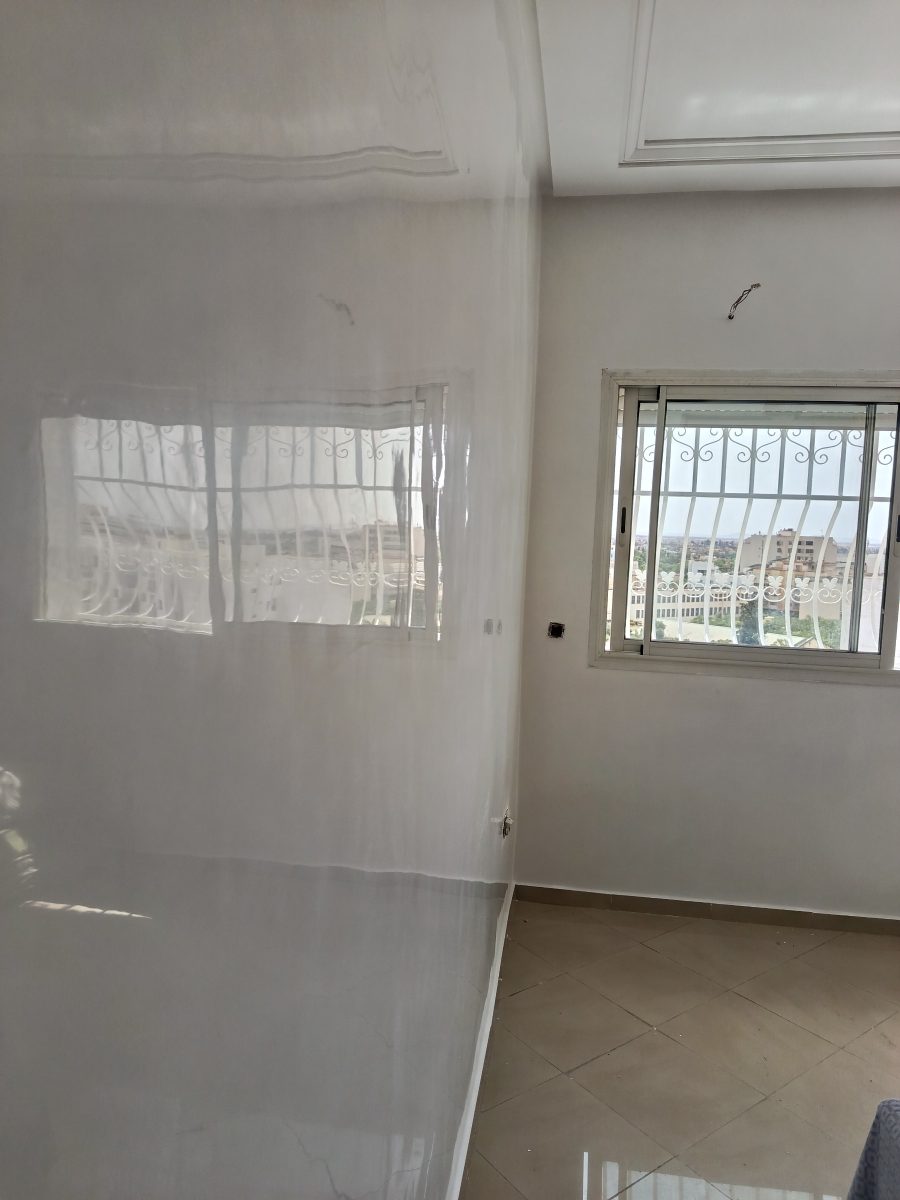 Chambre peinte blanc à bâche de protection et grilles