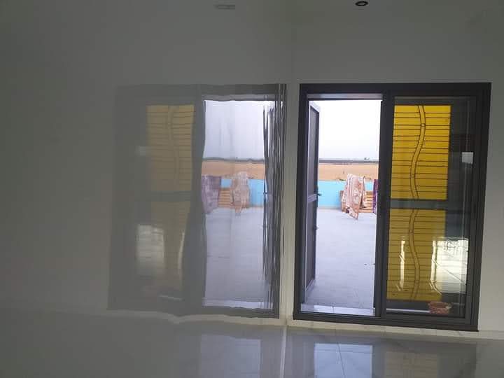 Pièce fraîchement peinte blanc à baie vitrée aluminium