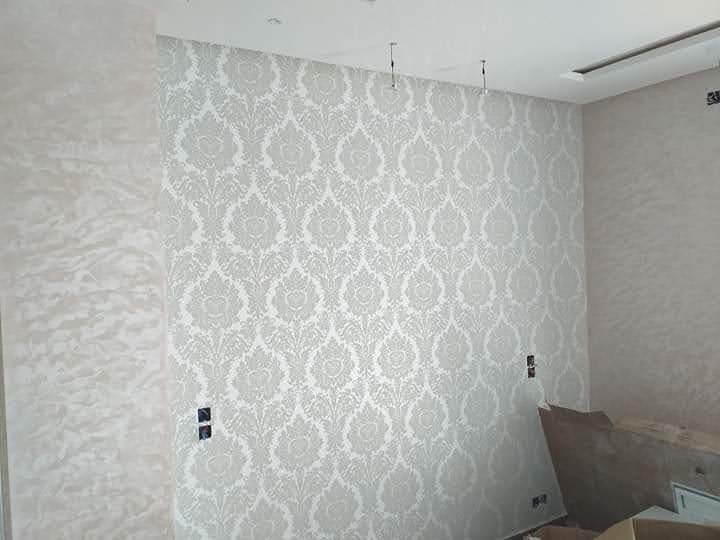 Mur en papier peint gris à motif damasse
