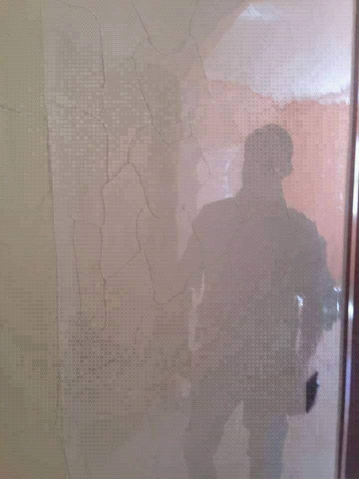 Mur en enduit décoratif effet craquele beige