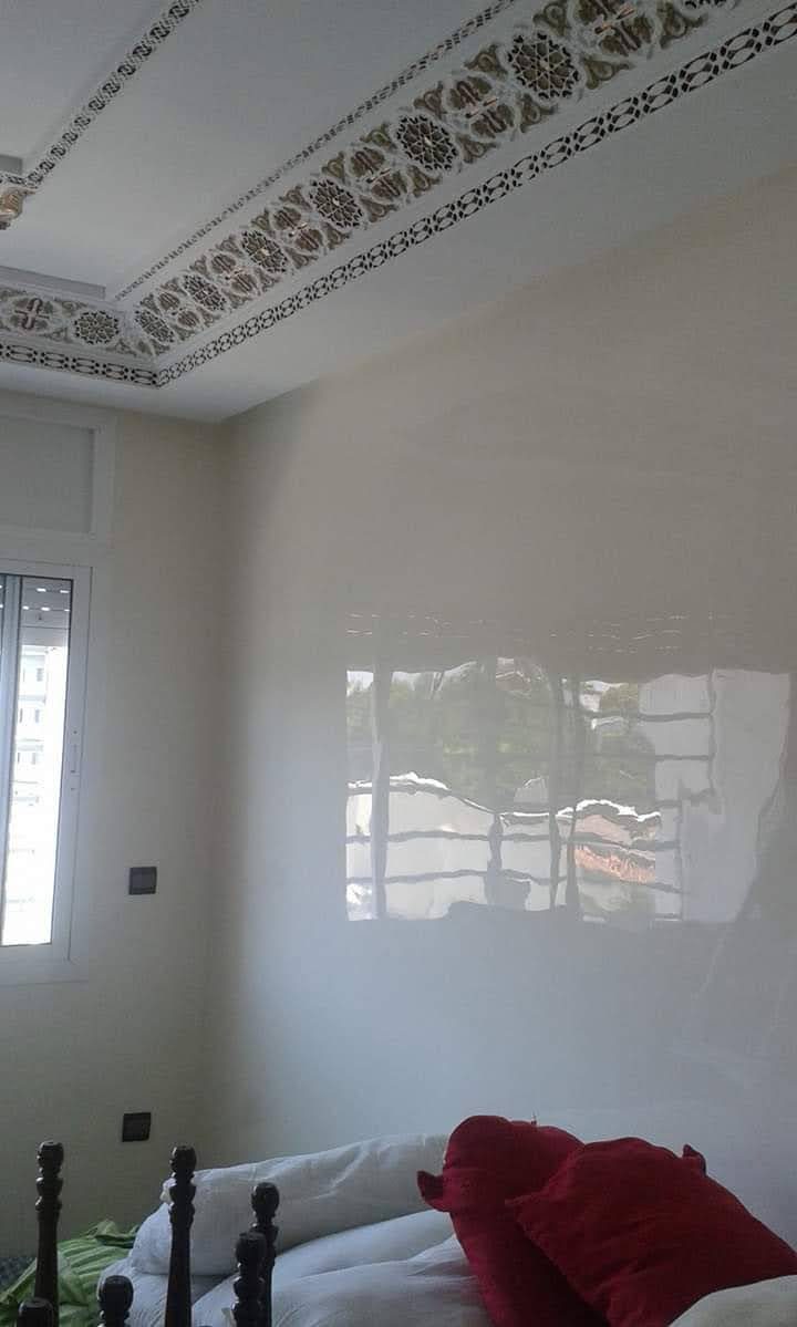 Chambre à plafond en plâtre sculpté à frises dorées