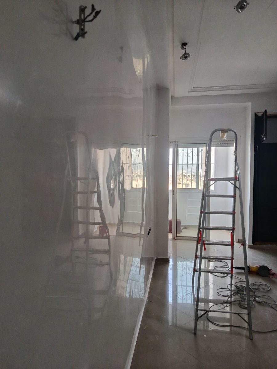 Séjour à plafond tendu laqué brillant, en cours