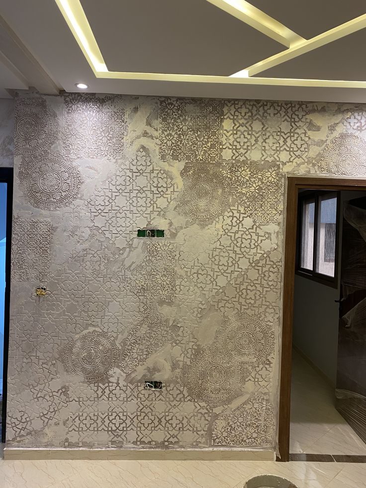 Mur en peinture décorative à motifs damassés argentés