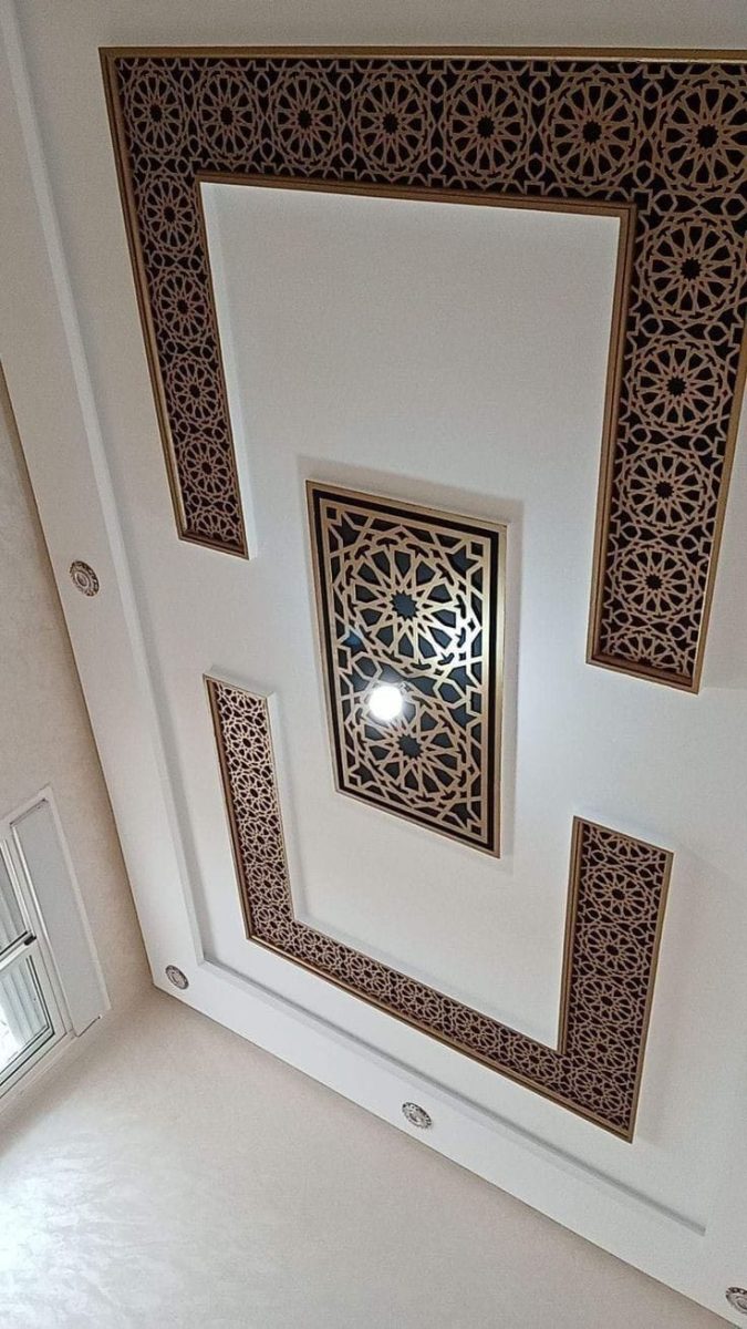 Faux plafond à encadrement en bois découpé arabesque doré