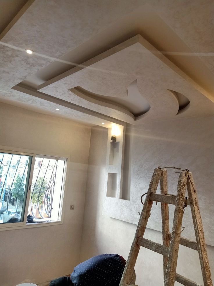 Séjour en enduit nacré gris perle à faux plafond sculpté et gorge LED