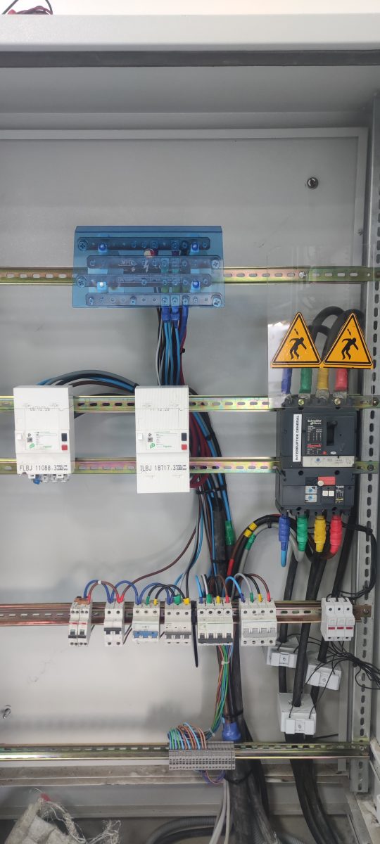 Tableau électrique équipé de disjoncteurs et interrupteur général