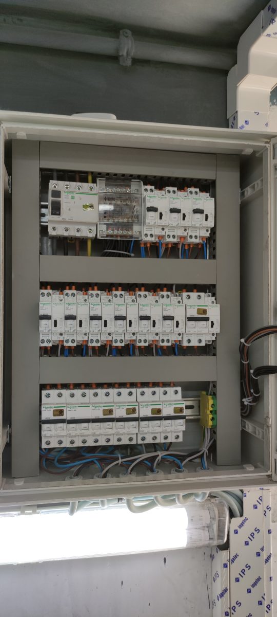 Tableau de distribution électrique à plusieurs rangées de disjoncteurs