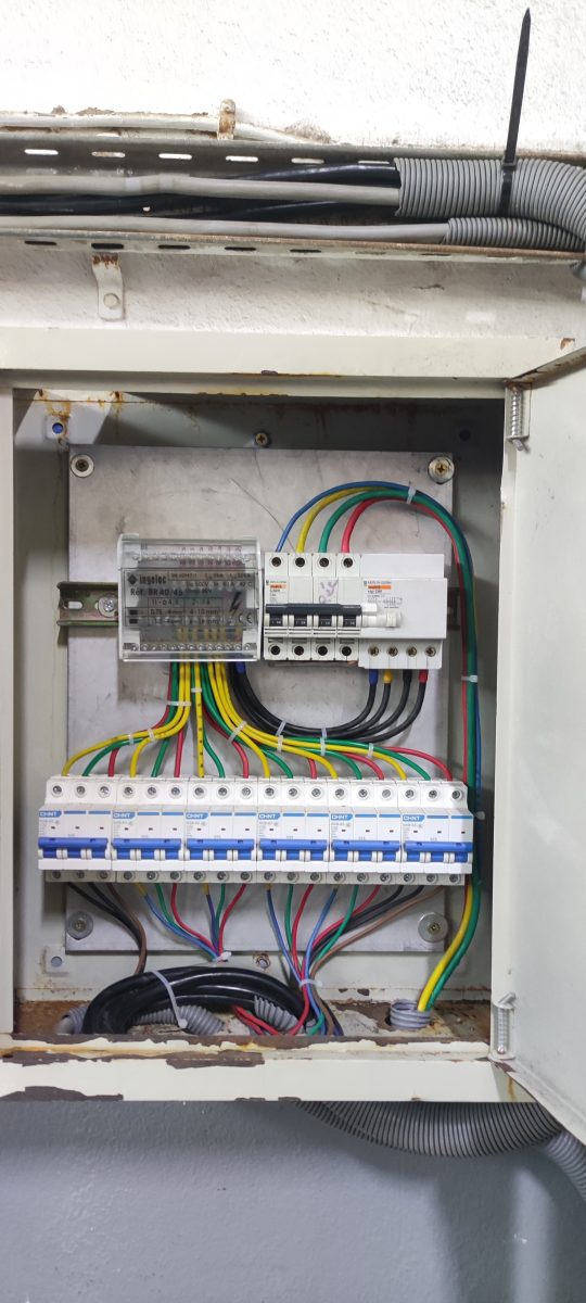 Coffret électrique équipé de disjoncteurs et différentiel