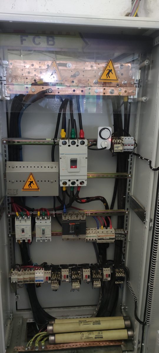 Armoire électrique industrielle (TGBT) à jeux de barres et disjoncteur de puissance
