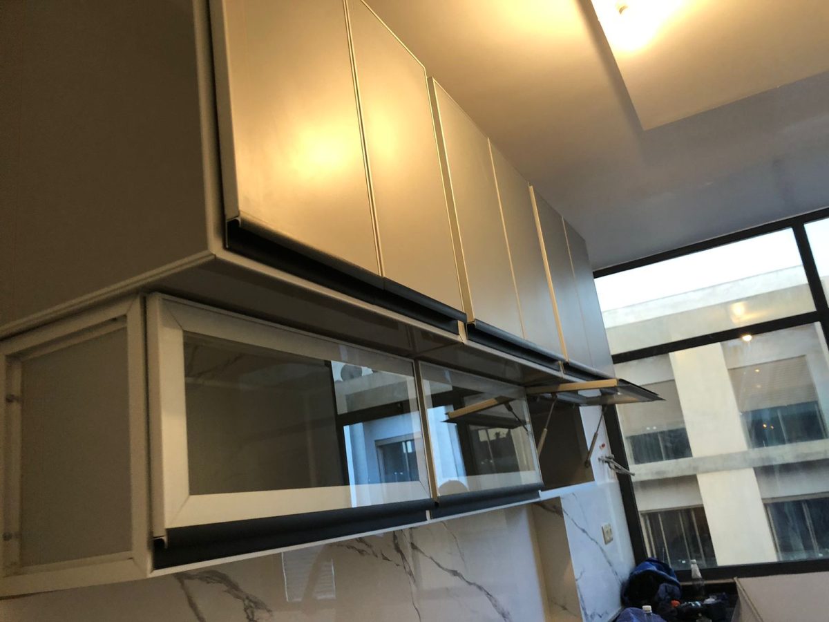 Meubles hauts de cuisine en aluminium avec vitrine relevable