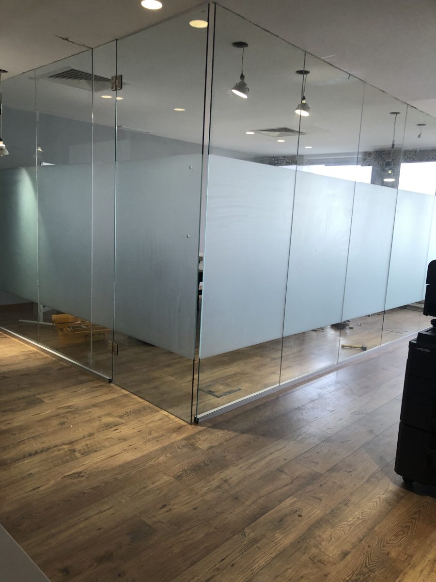 Cloison de bureau entièrement vitrée avec bandeau dépoli, sur parquet
