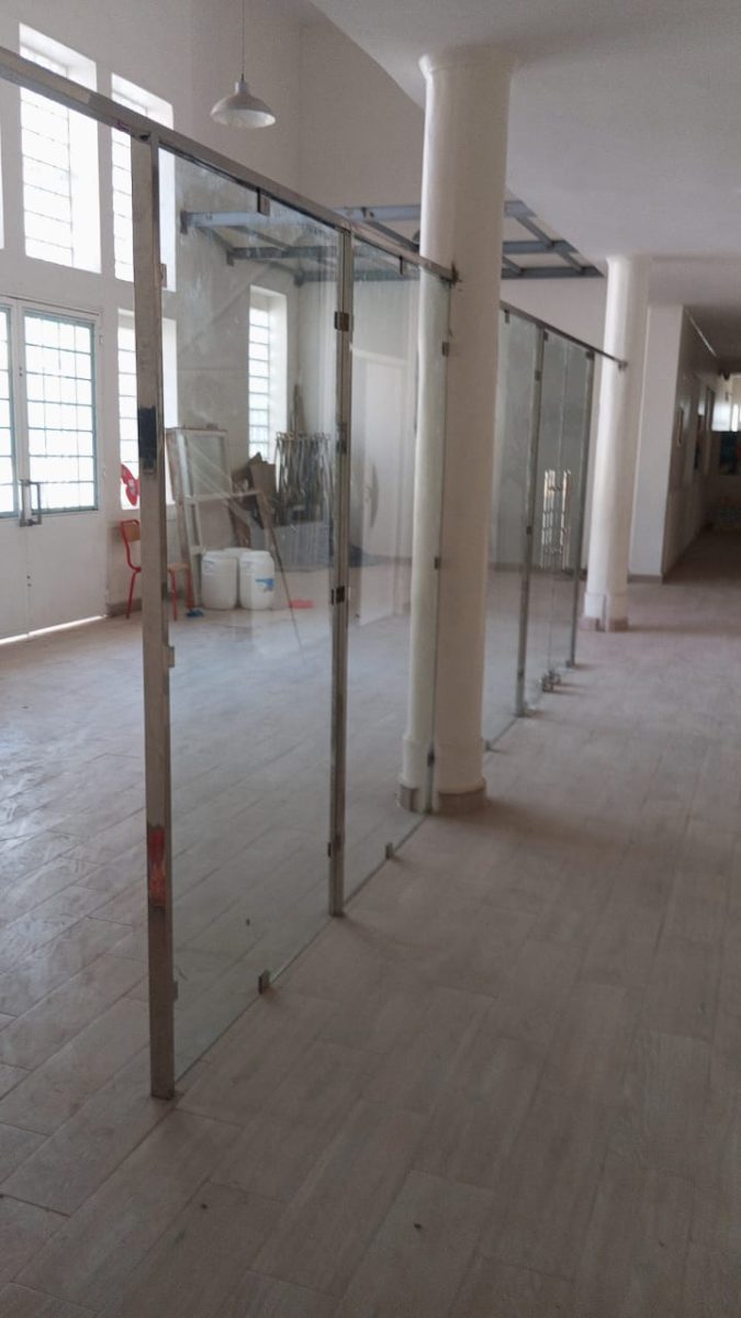 Cloisons vitrées à cadre inox dans un grand espace en travaux