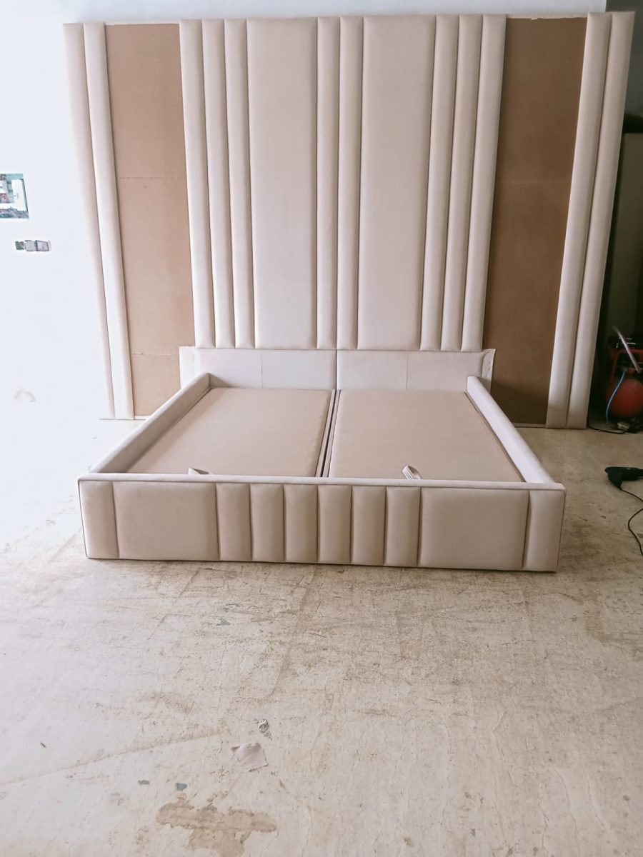 Lit et tête de lit capitonnés en velours beige, fabrication tapissier