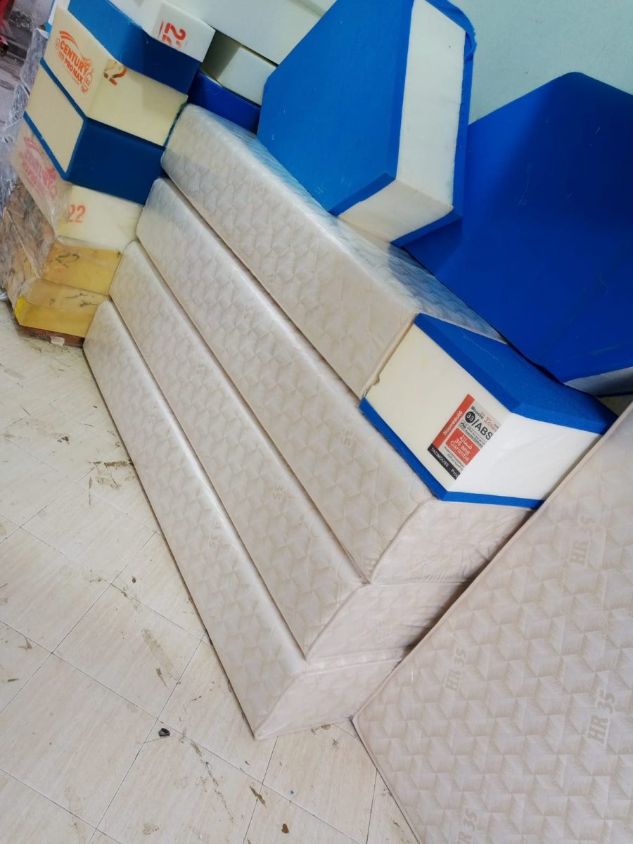 Matelas et mousses de rembourrage en atelier de tapisserie