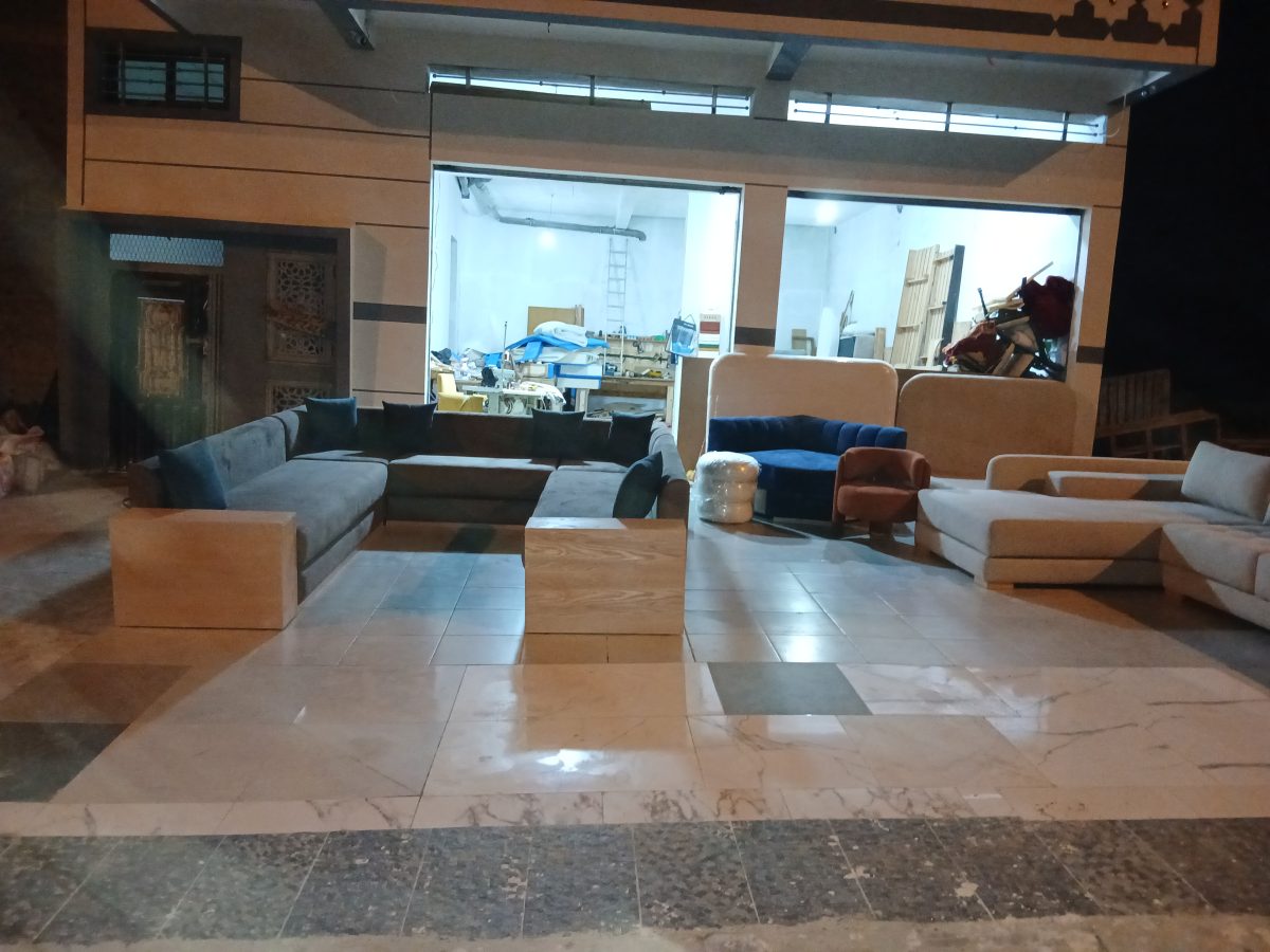 Showroom de canapés sur mesure (gris, bleu, blanc)