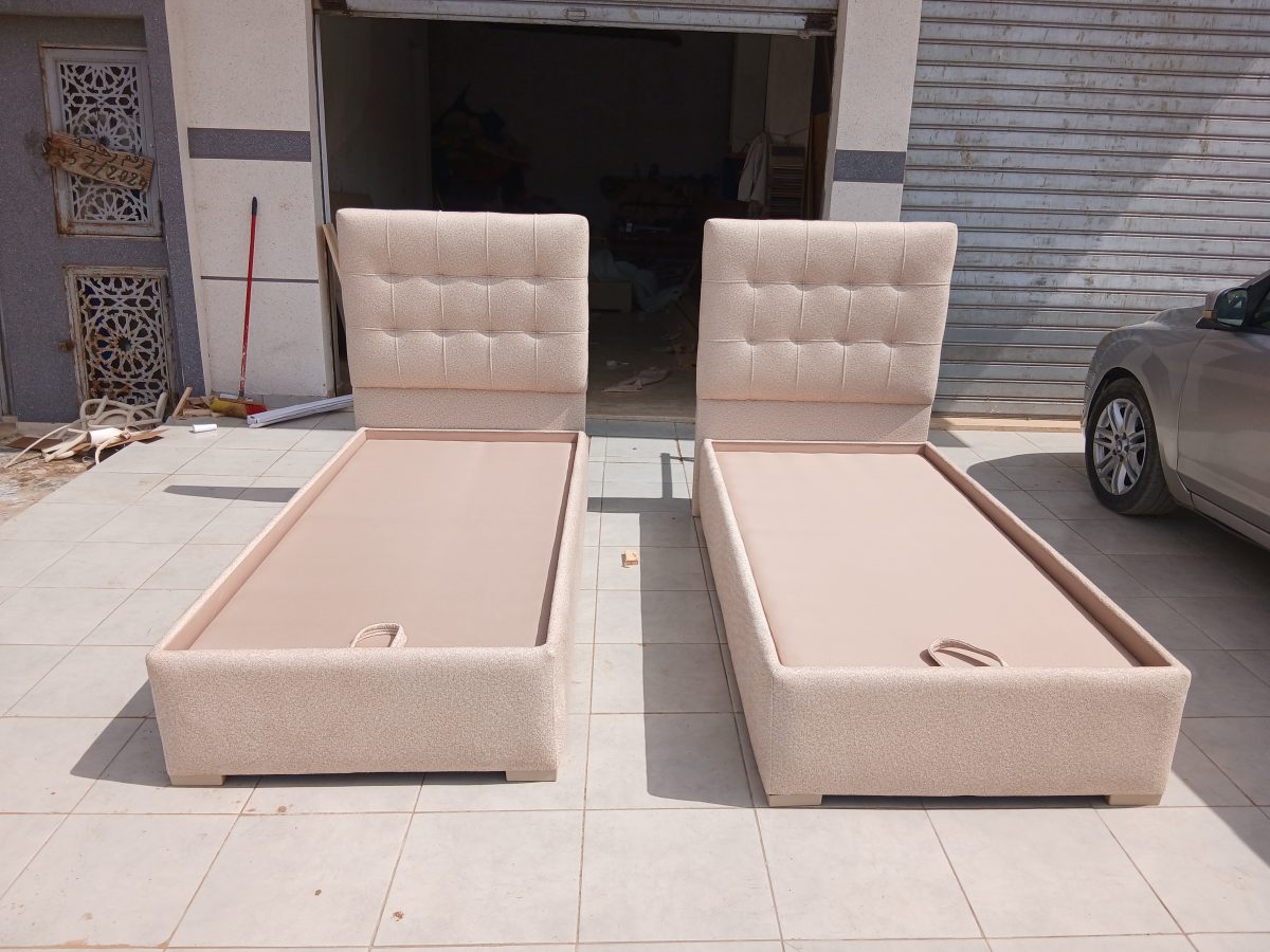 Deux sommiers avec têtes de lit capitonnées en tissu beige