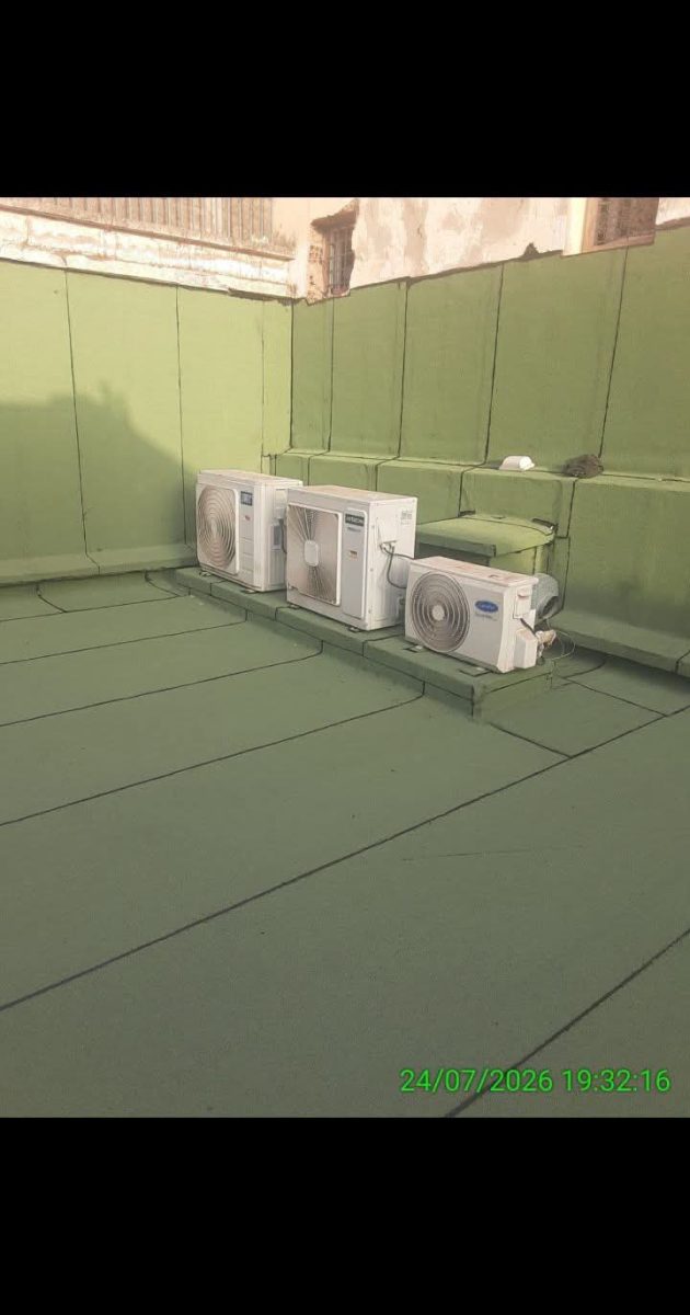 Toiture étanchée en vert avec trois groupes de climatisation sur socle