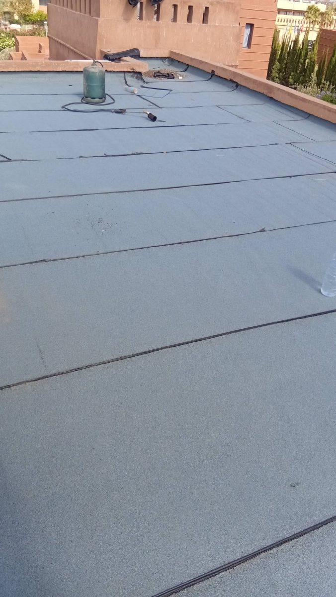 Toit-terrasse étanchéifié par membrane bitumineuse grise