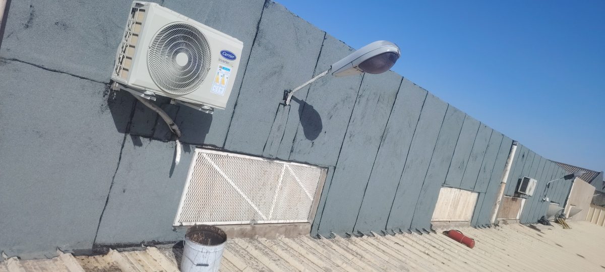 Unité extérieure de climatisation sur relevé d'étanchéité