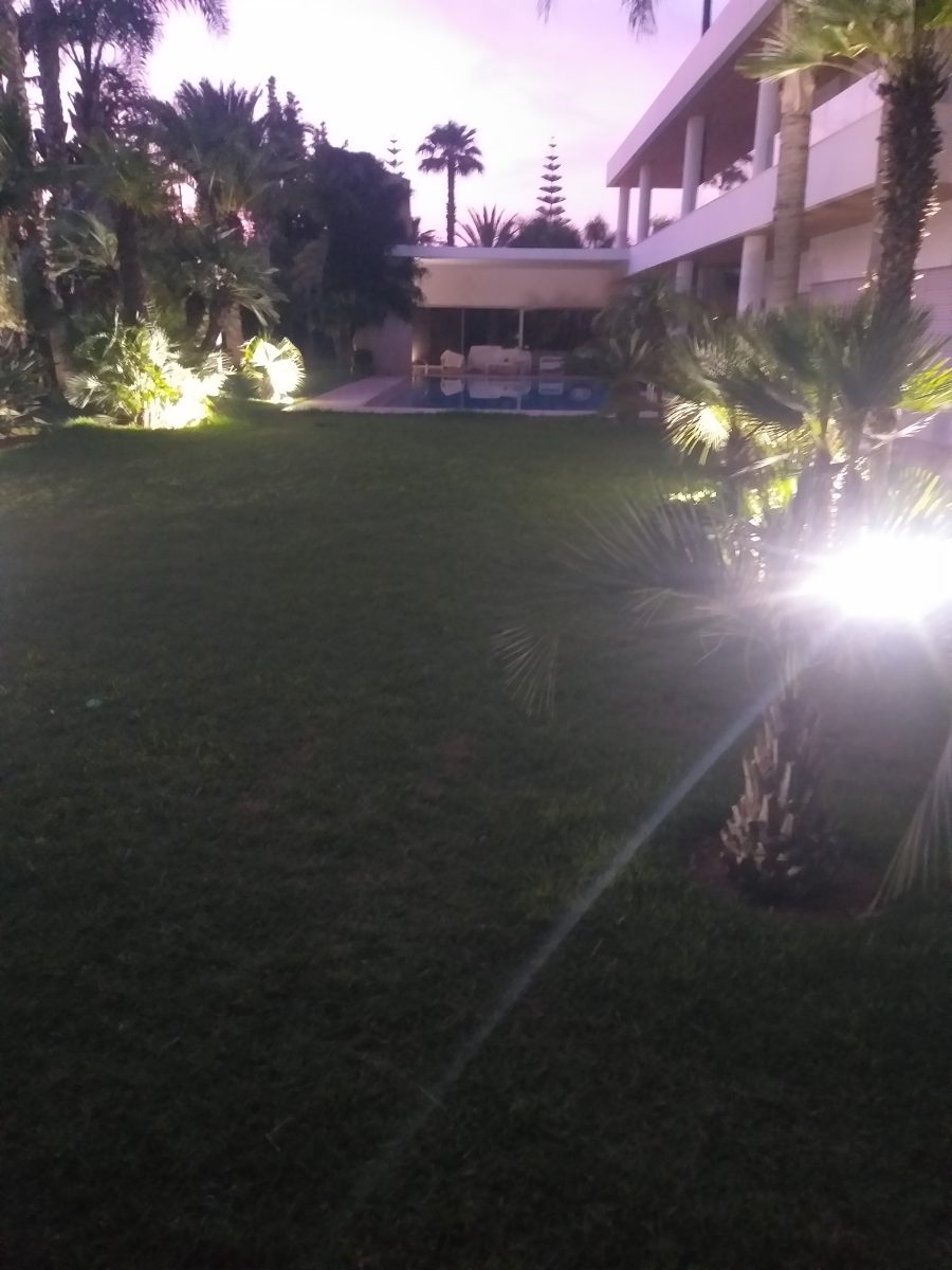 Faux plafond à lignes lumineuses LED en cadre trapézoïdal