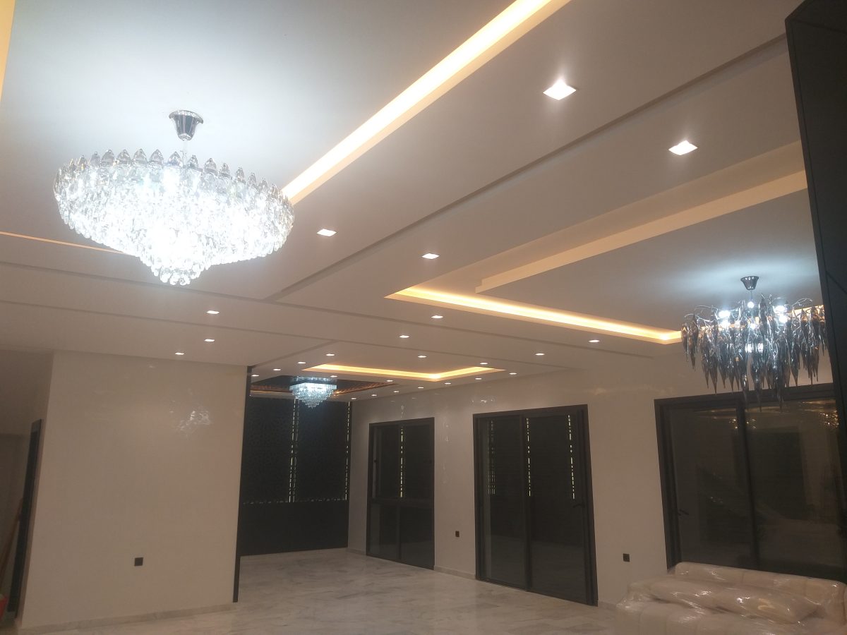 Plafond à lignes lumineuses LED en faisceau convergent