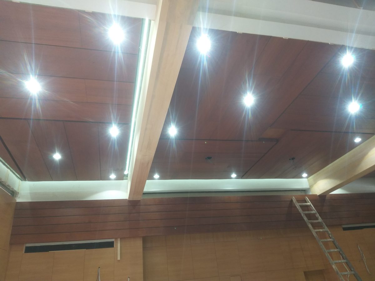 Plafond à lignes lumineuses LED en losanges concentriques